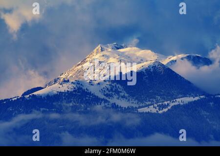 Panorama delle piste innevate e degli impianti di risalita su Krvavec, un centro sciistico in Slovenia Foto Stock