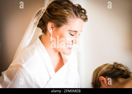 Una sposa che si prepara il suo giorno di nozze Foto Stock