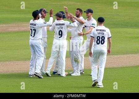 Tim Brennan dello Yorkshire celebra la presa del wicket di Ryan dieci Doeschate durante Essex CCC vs Yorkshire CCC, Specsaver County Championship Division Foto Stock