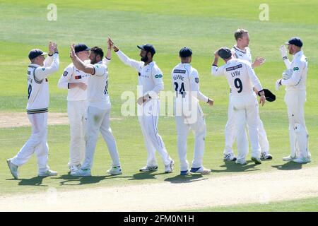 Tim Brennan dello Yorkshire rivendica il wicket di Peter Siddle per vincere la partita durante Essex CCC vs Yorkshire CCC, Specsaver County Championship Division Foto Stock