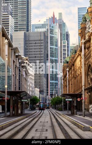Il sistema di tram elettrico della barra luminosa che attiva il QVB George Street Sydney Australia Foto Stock