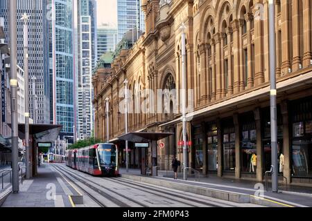 Il sistema di tram elettrico della barra luminosa che attiva il QVB George Street Sydney Australia Foto Stock