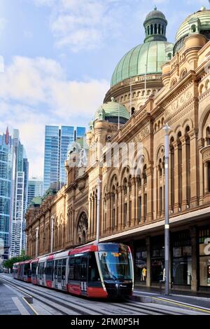 Il sistema di tram elettrico della barra luminosa che attiva il QVB George Street Sydney Australia Foto Stock