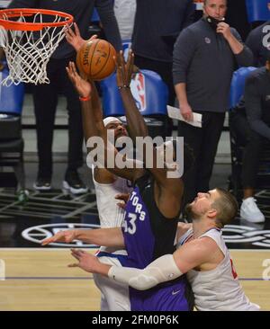 Los Angeles, Stati Uniti. 05 maggio 2021. Los Angeles Clippers' Center Ivica Zubac fouls Toronto Raptors' Forward Pascal Siakam durante la seconda metà allo Staples Center di Los Angeles martedì 4 maggio 2021. I Clippers hanno sconfitto i Raptors 105-100 per terminare una serie di tre partite perdenti. Foto di Jim Ruymen/UPI Credit: UPI/Alamy Live News Foto Stock