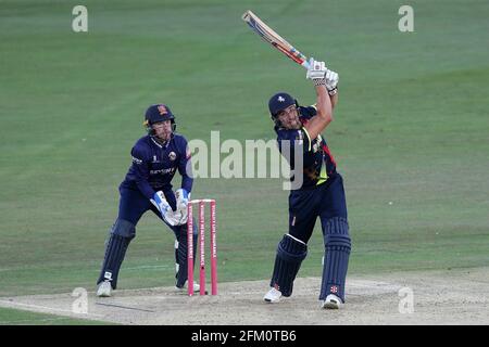 Marcus Stoinis in azione battente per Kent mentre Adam Wheater guarda da dietro gli stumps durante Kent Spitfires contro Essex Eagles, Vitality Blast T20 Cr Foto Stock