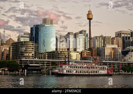 Showboat passando dal lato occidentale del CBD di Sydney di fronte a Darling Porto di Sydney Australia Foto Stock