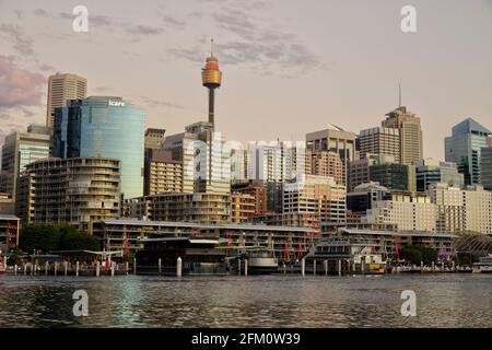 Tramonto sul lato occidentale del CBD di Sydney di fronte a Darling Porto di Sydney Australia Foto Stock