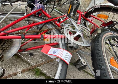 Monaco, Germania. 05 maggio 2021. Le vecchie biciclette si trovano su un marciapiede di fronte alla stazione della metropolitana Odeonsplatz. Le ruote rottami e ovviamente abbandonate sono contrassegnate con un benderolo. Questo benderolo indica che la ruota verrà rimossa dopo quattro settimane. | utilizzo in tutto il mondo credito: dpa/Alamy Live News Foto Stock