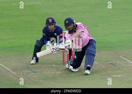 Paul Stirling in batting azione per Middlesex come Adam Wheater guarda da dietro le parate durante Middlesex vs Essex Eagles, Vitality Blast T20 Cri Foto Stock