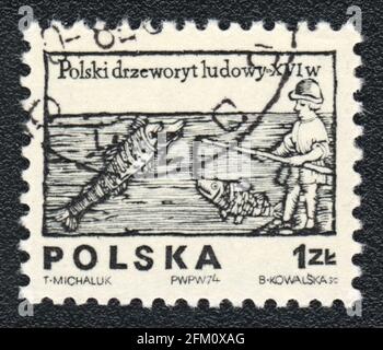 POLONIA - CIRCA 1974: Un francobollo stampato in Polonia mostra Fisherman, legno folk polacco, circa 1974 Foto Stock