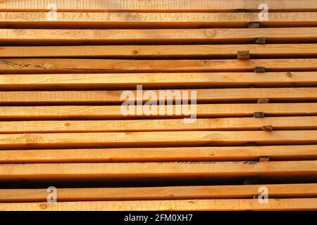 Tavole di legno, rivestimenti, tavole per lavori edili. Tavole di legno per costruzioni sono vendute sul mercato. Foto Stock