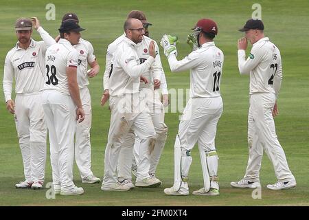 Jack Leach of Somerset festeggia con i suoi compagni di squadra dopo aver preso il wicket di Daniel Lawrence durante Somerset CCC vs Essex CCC, Specsaver County C. Foto Stock