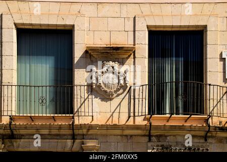 Dettagli architettonici e in blazonatura sulla facciata in pietra di Altamira Palazzo di Elche al mattino Foto Stock