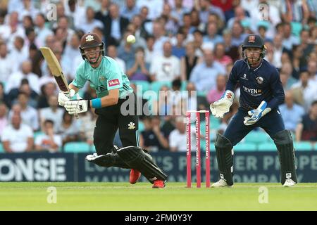 Ollie Papa in battimento per Surrey come Adam Wheater guarda da dietro le parate durante Surrey contro Essex Eagles, Vitality Blast T20 Cricket a t. Foto Stock