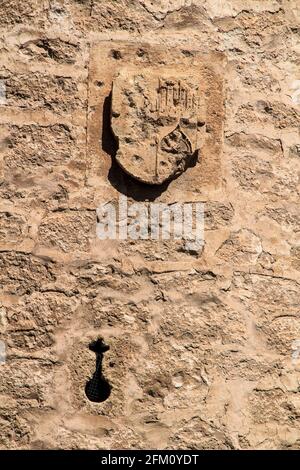 Dettagli architettonici e in blazonatura sulla facciata in pietra di Altamira Palazzo di Elche al mattino Foto Stock