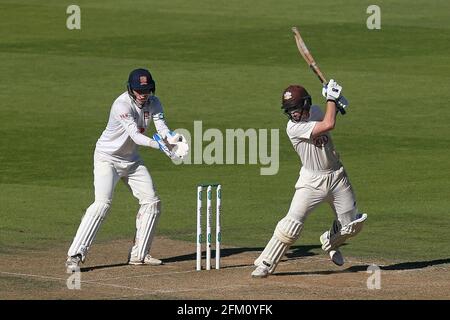 Ollie Pope in battimento per Surrey come Michael Pepper guarda da dietro le parate durante Surrey CCC contro Essex CCC, Specsavers County Championsh Foto Stock