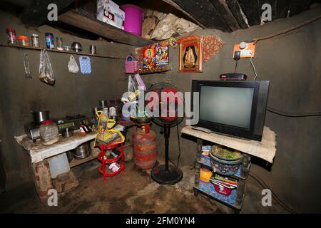 Casa tribale con TV vecchio set al villaggio Chilakalavalasa, Andhra Pradesh, India (Vista interna di una casa tribale) GutoB GADABA TRIBÙ Foto Stock