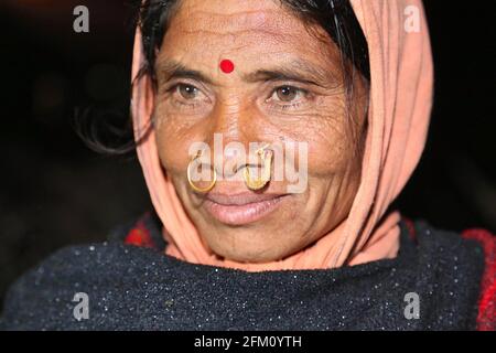 Primo piano di Rana Casta ( Rena, Rona, Kumar, Kumbhakar )Donna che indossa un anello del naso. Questa foto è stata scattata nel villaggio di Araku, Andhra Pradesh, India Foto Stock