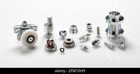 Selezione di macchine industriali in acciaio di precisione o di componenti ingegneristici o. parti su bianco in un banner panorama con riflessione e. copyspace Foto Stock