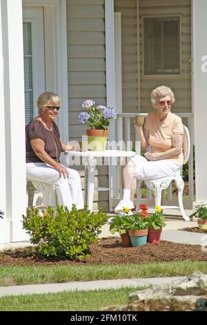 ST. PETERS, STATI UNITI - 30 giu 2006: Due donne anziane che si godono il caffè e la visita su un patio all'aperto in Missouri. Foto Stock