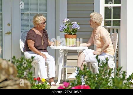 ST. PETERS, STATI UNITI - 30 giu 2006: Due donne anziane che godono il caffè e una visita su un patio domestico. Foto Stock