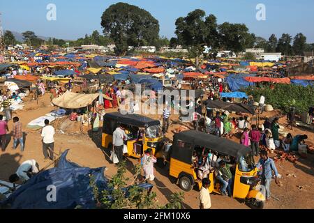 Veduta aerea del mercato tribale settimanale al villaggio di Araku, Andhra Pradesh, India Foto Stock