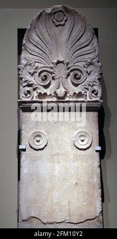 Monumento tomba. Dedicato a un fenicio che viveva ad Atene. Iscrizione bilingue greco/fenicio. Atene, Grecia. 400-300 A.C. Marmo. Mus britannico Foto Stock