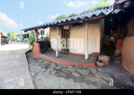 Casa tribale tradizionale al villaggio di Hattaguda, Andhra Pradesh, India. TRIBÙ BHAKTA Foto Stock