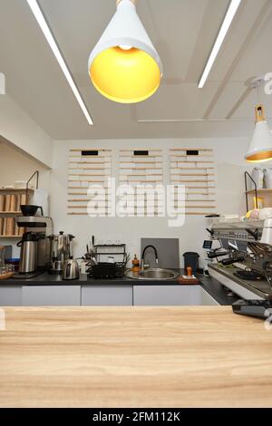 Interni vuoti e moderni della caffetteria con banco di design in legno Foto Stock