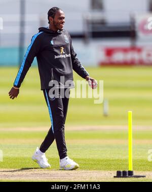 Il Jofra Archer di Sussex si riscalda prima del secondo giorno della partita al primo terreno della contea centrale, Hove. Data immagine: Mercoledì 5 maggio 2021. Vedere PA storia CRICKET Sussex. Il credito fotografico dovrebbe essere: Kieran Cleeves/PA Wire. Solo per uso editoriale. Nessun uso commerciale senza previo consenso scritto della BCE. Solo per l'uso di immagini fisse. Nessuna immagine in movimento per emulare la trasmissione. Nessuna rimozione o oscuramento dei logo degli sponsor. Foto Stock