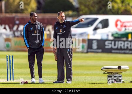 Sussex's Jofra Archer (a sinistra) prima del secondo giorno della partita al 1 ° Central County Ground, Hove. Data immagine: Mercoledì 5 maggio 2021. Vedere PA storia CRICKET Sussex. Il credito fotografico dovrebbe essere: Kieran Cleeves/PA Wire. Solo per uso editoriale. Nessun uso commerciale senza previo consenso scritto della BCE. Solo per l'uso di immagini fisse. Nessuna immagine in movimento per emulare la trasmissione. Nessuna rimozione o oscuramento dei logo degli sponsor. Foto Stock