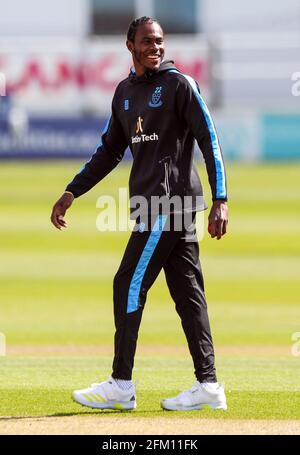 Il Jofra Archer di Sussex si riscalda prima del secondo giorno della partita al primo terreno della contea centrale, Hove. Data immagine: Mercoledì 5 maggio 2021. Vedere PA storia CRICKET Sussex. Il credito fotografico dovrebbe essere: Kieran Cleeves/PA Wire. Solo per uso editoriale. Nessun uso commerciale senza previo consenso scritto della BCE. Solo per l'uso di immagini fisse. Nessuna immagine in movimento per emulare la trasmissione. Nessuna rimozione o oscuramento dei logo degli sponsor. Foto Stock