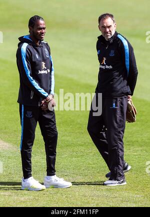 Sussex's Jofra Archer (a sinistra) prima del secondo giorno della partita al 1 ° Central County Ground, Hove. Data immagine: Mercoledì 5 maggio 2021. Vedere PA storia CRICKET Sussex. Il credito fotografico dovrebbe essere: Kieran Cleeves/PA Wire. Solo per uso editoriale. Nessun uso commerciale senza previo consenso scritto della BCE. Solo per l'uso di immagini fisse. Nessuna immagine in movimento per emulare la trasmissione. Nessuna rimozione o oscuramento dei logo degli sponsor. Foto Stock