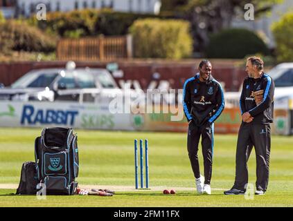 Sussex's Jofra Archer (a sinistra) prima del secondo giorno della partita al 1 ° Central County Ground, Hove. Data immagine: Mercoledì 5 maggio 2021. Vedere PA storia CRICKET Sussex. Il credito fotografico dovrebbe essere: Kieran Cleeves/PA Wire. Solo per uso editoriale. Nessun uso commerciale senza previo consenso scritto della BCE. Solo per l'uso di immagini fisse. Nessuna immagine in movimento per emulare la trasmissione. Nessuna rimozione o oscuramento dei logo degli sponsor. Foto Stock