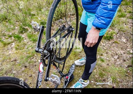 Regione di Kaliningrad, Russia, 26 aprile 2020. Lubrificazione della catena e pulizia della bicicletta. Prenditi cura della tua bicicletta. Lubrificare e pulire le parti della bicicletta. Re Foto Stock