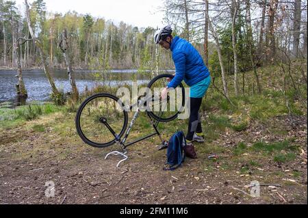 Regione di Kaliningrad, Russia, 26 aprile 2020. Lubrificazione della catena e pulizia della bicicletta. Prenditi cura della tua bicicletta. Lubrificare e pulire le parti della bicicletta. Re Foto Stock