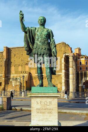 Roma, Italia. Statua dell'Imperatore Nerva con Foro di Traiano alle spalle. Il centro storico di Roma è patrimonio dell'umanità dell'UNESCO. Foto Stock