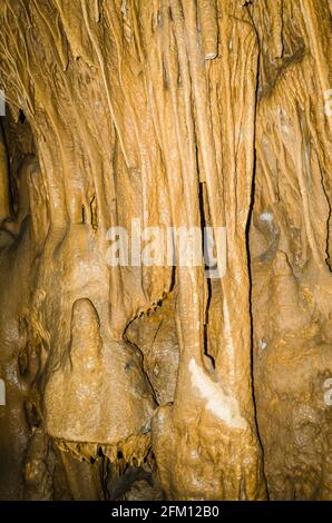 Si tratta di una grotta situata nel burrone della Serbia e si chiama Resavska pecina. Foto Stock