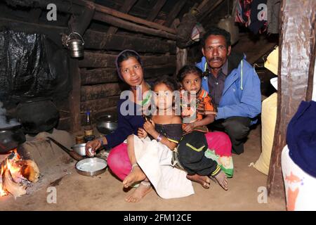 Famiglia tribale di Gadaba al villaggio di Hattaguda, Andhra Pradesh, India Foto Stock