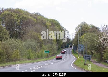 Wendover, Regno Unito. 4 maggio 2021. Vista degli alberi lungo la A413. Grandi aree di terreno sono attualmente in via di eliminazione di alberi e vegetazione intorno a Wendover nel Chilterns AONB in preparazione per il collegamento ferroviario ad alta velocità HS2, con alcuni lavori recentemente in corso dopo il buio. Gli attivisti contrari all'HS2 occupano il campo di resistenza attivo di Wendover accanto all'A413. Credit: Mark Kerrison/Alamy Live News Foto Stock