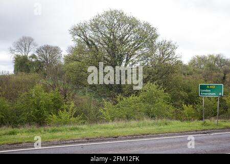 Wendover, Regno Unito. 4 maggio 2021. Vista degli alberi lungo la A413. Grandi aree di terreno sono attualmente in via di eliminazione di alberi e vegetazione intorno a Wendover nel Chilterns AONB in preparazione per il collegamento ferroviario ad alta velocità HS2, con alcuni lavori recentemente in corso dopo il buio. Credit: Mark Kerrison/Alamy Live News Foto Stock