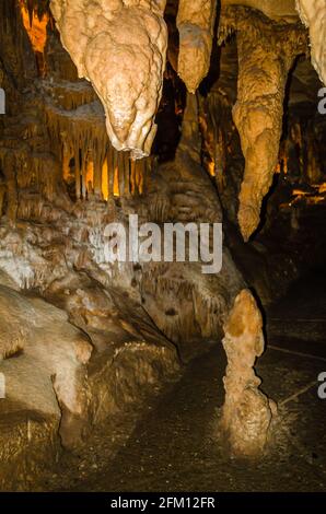 Si tratta di una grotta situata nel burrone della Serbia e si chiama Resavska pecina. Foto Stock