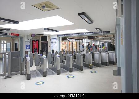 Barriere automatiche per i biglietti presso la stazione di Wimbledon, Londra, Regno Unito. Questi accettano ora biglietti, carte Oyster, carte di credito e di debito. Foto Stock