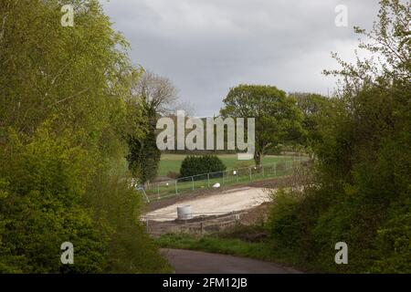 Wendover, Regno Unito. 4 maggio 2021. L'altezza libera da terra funziona vicino all'A413. Grandi aree di terreno sono attualmente in via di eliminazione di alberi e vegetazione intorno a Wendover nel Chilterns AONB in preparazione per il collegamento ferroviario ad alta velocità HS2, con alcuni lavori recentemente in corso dopo il buio. Credit: Mark Kerrison/Alamy Live News Foto Stock