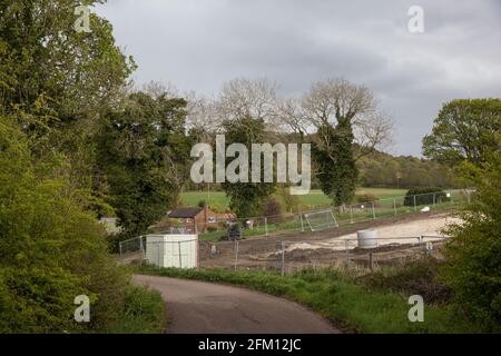 Wendover, Regno Unito. 4 maggio 2021. L'altezza libera da terra funziona vicino all'A413. Grandi aree di terreno sono attualmente in via di eliminazione di alberi e vegetazione intorno a Wendover nel Chilterns AONB in preparazione per il collegamento ferroviario ad alta velocità HS2, con alcuni lavori recentemente in corso dopo il buio. Credit: Mark Kerrison/Alamy Live News Foto Stock