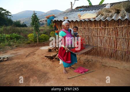 Vecchia donna tribale con il figlio grande che si è inonata al villaggio di Korrakothavalasa ad Araku, Andhra Pradesh, India. TRIBÙ KONDHU Foto Stock