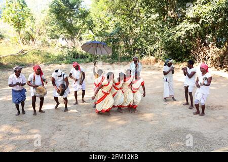 Danza tribale tradizionale girato al villaggio di Sannaiguda in Srikakulam Dr., Andhra Pradesh, India SAVARA TRIBÙ Foto Stock