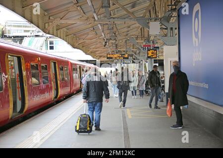 Il binario della stazione di Wimbledon, Londra, Regno Unito, mostra i passeggeri e un treno locale operato dalle ferrovie sudoccidentali. Foto Stock