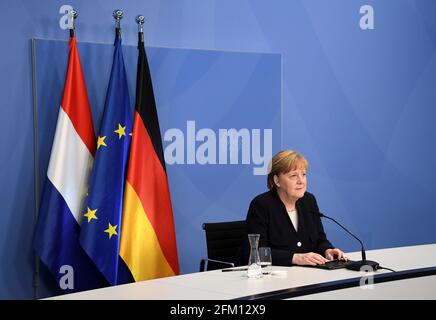 Berlino, Germania. 05 maggio 2021. La cancelliera tedesca Angela Merkel (CDU) partecipa a un evento virtuale della Giornata della Liberazione con Mark Rutte (non illustrato), primo ministro dei Paesi Bassi. Il Cancelliere tedesco è l'oratore ospite del giorno della Liberazione e parlerà online circa 75 anni di libertà. Lei e il primo ministro olandese Rutte parleranno poi agli studenti. La Merkel avrebbe dovuto dare il discorso nel 2020, ma questo è stato rimandato a causa della crisi di Corona. Il 5 maggio, gli olandesi celebrano la liberazione dall'occupazione tedesca nel 1945. Credit: Annegert Hilse/Reuters Pool/dpa/Alamy Live News Foto Stock