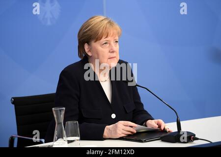 Berlino, Germania. 05 maggio 2021. La cancelliera tedesca Angela Merkel (CDU) partecipa a un evento virtuale della Giornata della Liberazione con Mark Rutte (non illustrato), primo ministro dei Paesi Bassi. Il Cancelliere tedesco è l'oratore ospite del giorno della Liberazione e parlerà online circa 75 anni di libertà. Lei e il primo ministro olandese Rutte parleranno poi agli studenti. La Merkel avrebbe dovuto dare il discorso nel 2020, ma questo è stato rimandato a causa della crisi di Corona. Il 5 maggio, gli olandesi celebrano la liberazione dall'occupazione tedesca nel 1945. Credit: Annegert Hilse/Reuters Pool/dpa/Alamy Live News Foto Stock